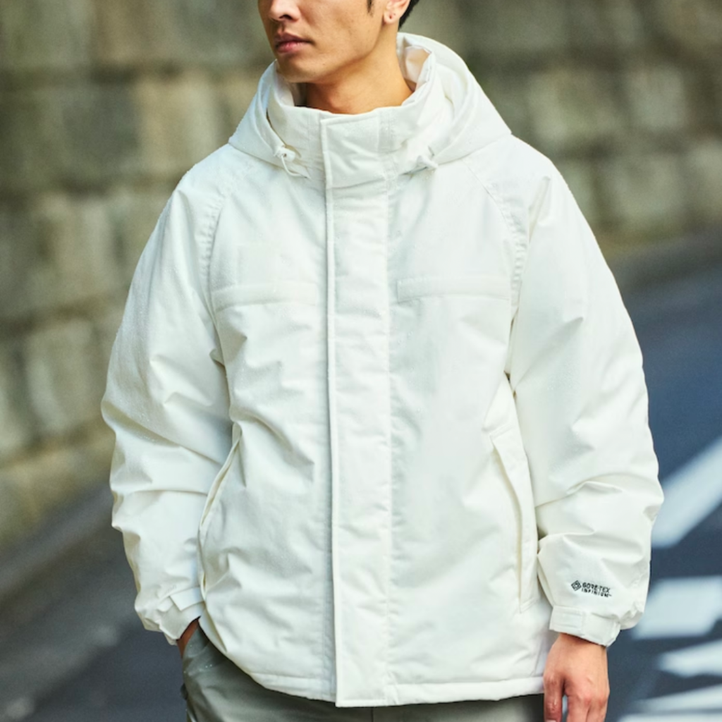 Ultra-versatile windproof jacket with a nylon plain weave outer material. Its clean and minimalistic design makes it easy to match with any bottoms - from trendy street-style cargo pants or sweats, to casual corduroy pants and jeans. Definitely an essential for winter!
