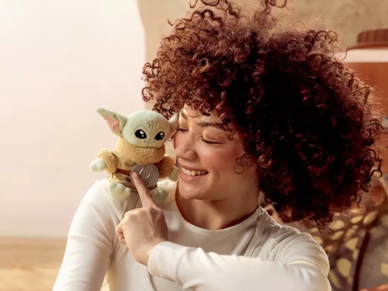 Star Wars Grogu Magnetic Shoulder Plush with Sound showing Baby Yoda with large eyes and green skin