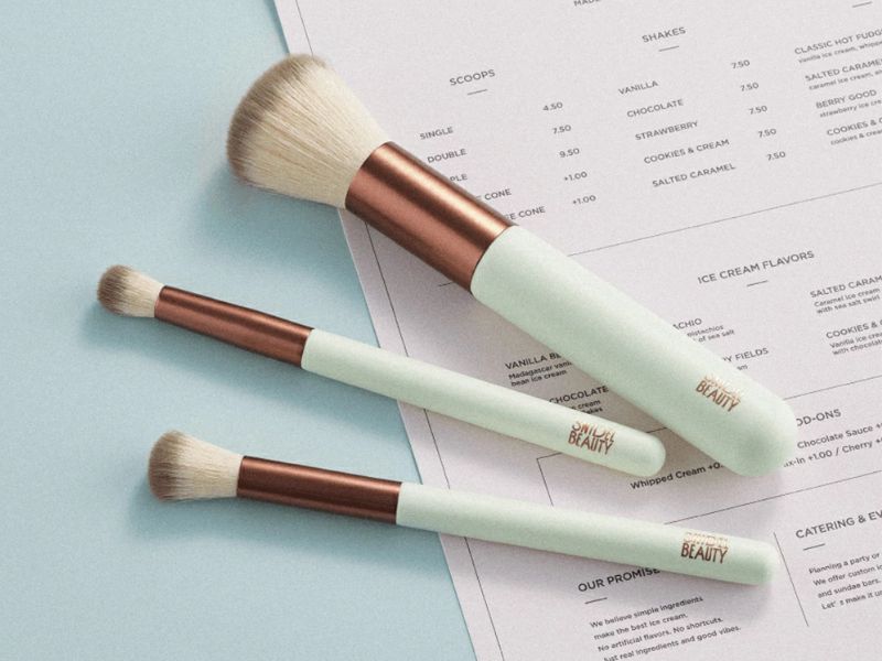 SNIDEL BEAUTY Ice Cream Collection three piece makeup brush assort set with cheek, highlight and eyeshadow brushes and a dedicated limited edition pouch.
